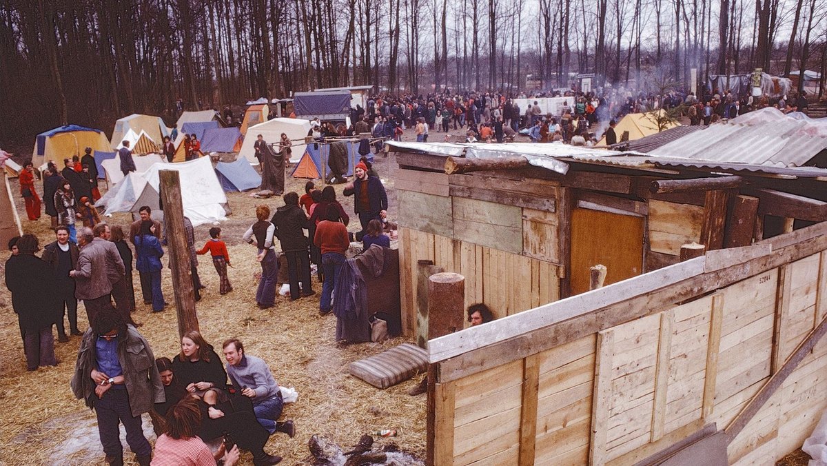 1975: Und wieder ist Wyhl besetzt. Dem "nai hämmer gsait" der Südbadener  hat Atomfan Hans Karl Filbinger letztlich nichts entgegen zu setzen. Foto: Archiv für soziale Bewegungen 1975: Und wieder ist Wyhl besetzt. Dem "nai hämmer gsait" der Südbadener  hat Atomfan Hans Karl Filbinger letztlich nichts entgegen zu setzen. Foto: Archiv für soziale Bewegungen