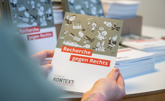 Druckfrisch auf dem Büchertisch. Foto: Jens Volle