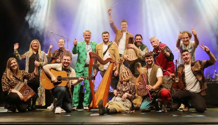 Petr Pandula (in Grün) mit den Künstler:innen des Irish Folk Festivals 2022. Foto: Simone Staron