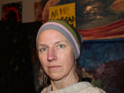 Kerstin Schaefer: Selfie vor der Glasplatte, die sie im Video bemalt. Foto: privat