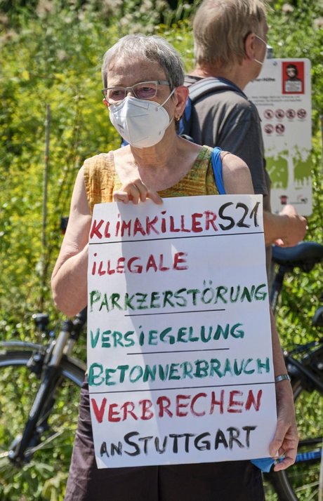 Sie erinnert an die globale Klimawirkung eines lokalen Projekts, im Juli 2021 vor dem Staatsministerium in Stuttgart.