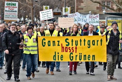 Zielt unter die Gürtellinie: Demo gegen Diesel-Fahrverbote. Foto: Martin Storz