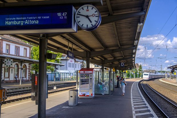 Toll: Dank Gleiskuhle halten nun auch ICEs in Rastatt.