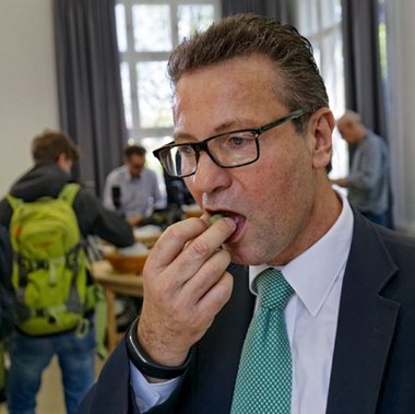 Peter Hauck schmecken grüne Trauben und TTIP. 