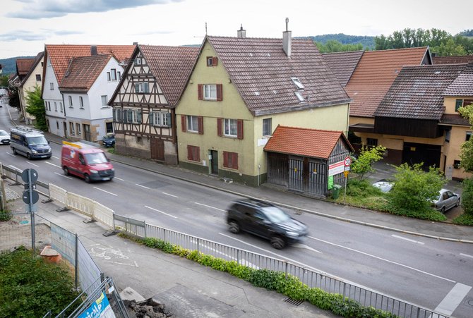 Bundesstraßendorf Unterjesingen: Der Verkehr rollt pausenlos. Foto: Julian Rettig