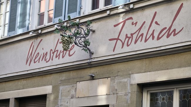 In die Weinstube von Hans Fröhlich ging's ebenerdig und ohne Treppenlift. In die Weinstube von Hans Fröhlich ging's ebenerdig und ohne Treppenlift.