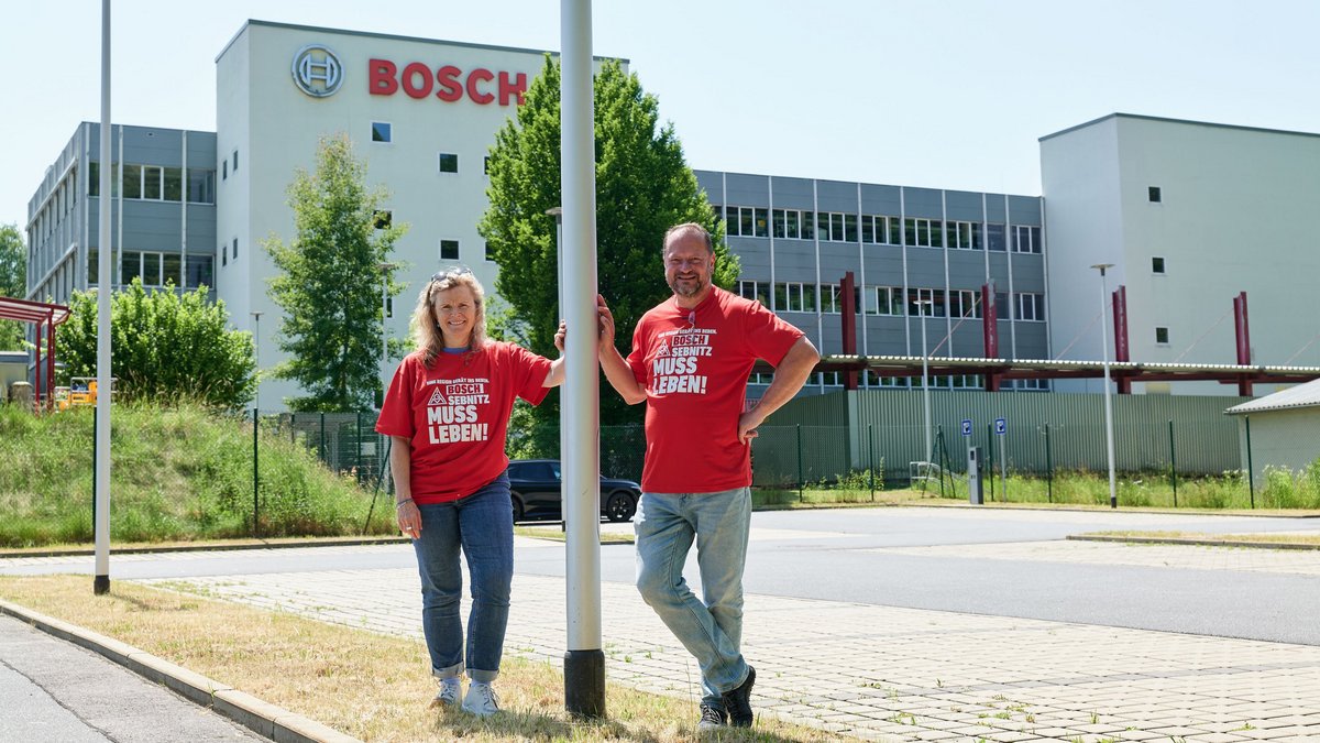 Der Sebnitzer Betriebsratschef Jens Ehrlichmann mit Kerstin Mai, Vorsitzenden des Konzernbetriebsrats der Bosch Gruppe Deutschland vor dem Sebnitzer Werk.