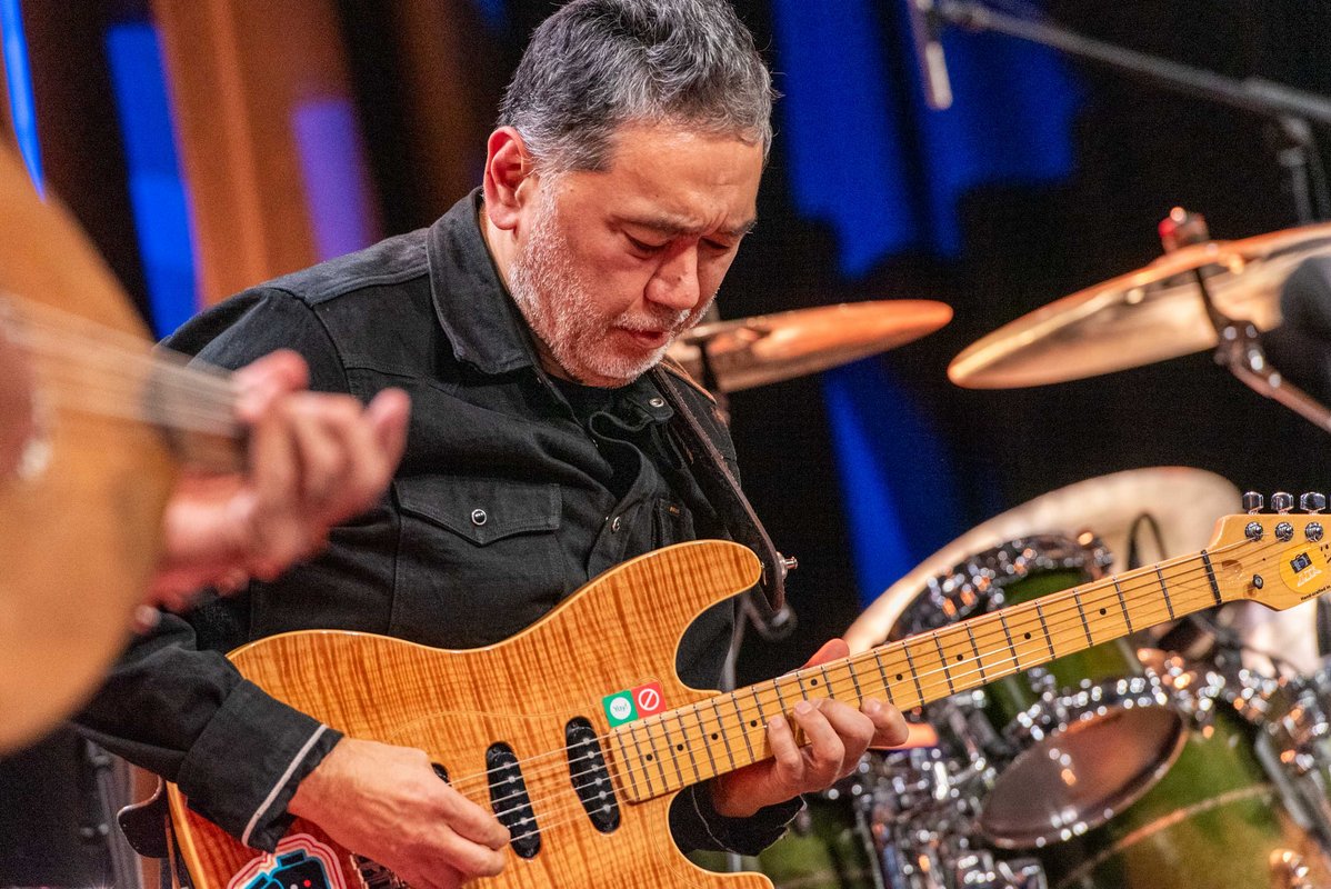 An der Gitarre: Paul Shigihara.