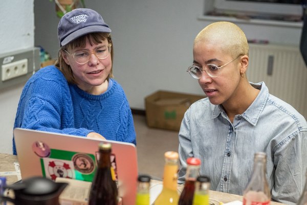 Nana Boahene (rechts) und Marie vom Legal Café.