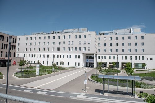 Schön ist was anderes: der von den Linken der Stadt bekämpfte Klinikneubau des Sanakonzerns.