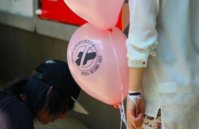 Luftballons gegen Kriegsgerät.  Luftballons gegen Kriegsgerät.