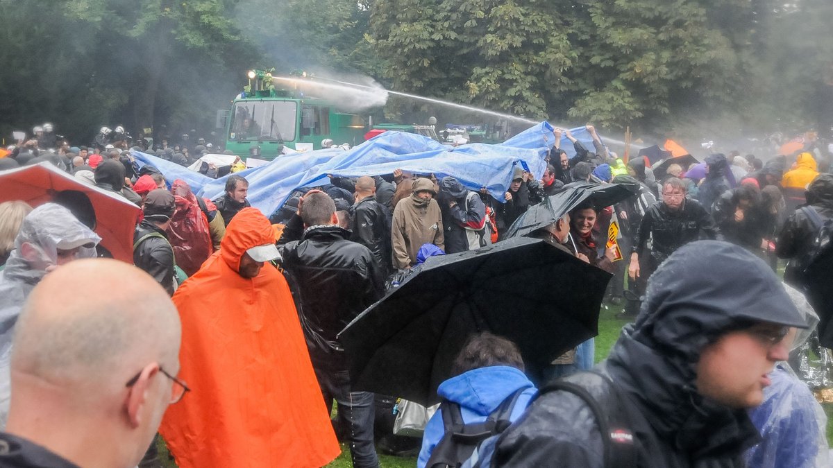 15 Jahre ist es her: Mit Wasserwerfer, Pfefferspray und Schlagstock geht die Polizei im Schlossgarten gegen S-21-Gegner:innen vor. Fotos: Jens Volle