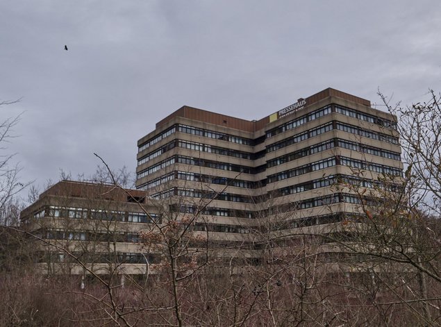 Lost place Pressehaus an der Plieninger Straße. Die Stille hinter den Büschen erfreut vor allem die Hasen. Lost place Pressehaus an der Plieninger Straße. Die Stille hinter den Büschen erfreut vor allem die Hasen.