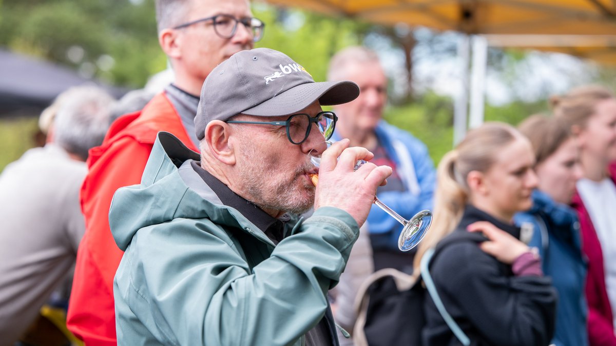 Weinprobe am Fuße der Kapelle.
