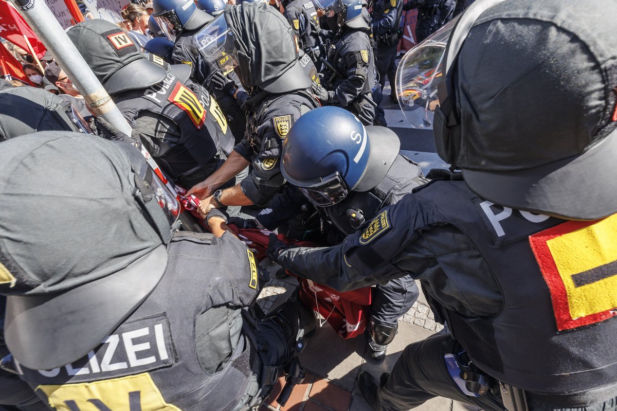 Die Polizei entfernt ein Banner aus der Demo. Foto: Julian Rettig