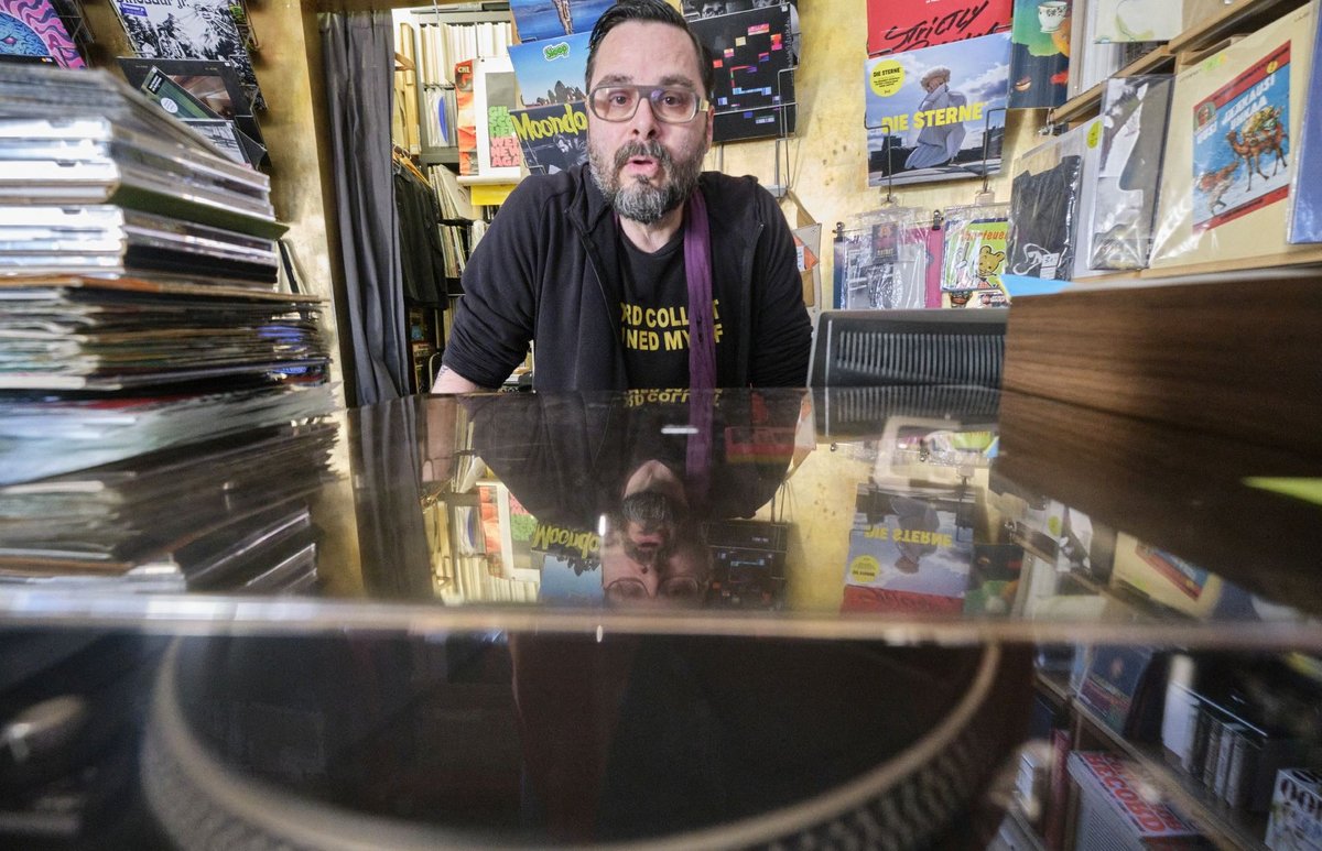 Vinyl bestimmt nicht nur sein Berufsleben: Tobi Ettle am Turntable. Fotos: Joachim E. Röttgers