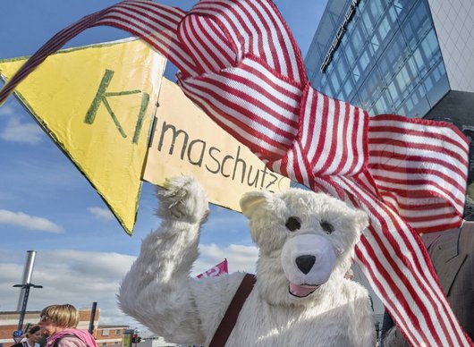 Mit Ausgabe 500 schenken wir unseren LeserInnen ein neues Dossier: "Klimakatastrophe – es wird heiß". Fotomontage: Joachim E. Röttgers Mit Ausgabe 500 schenken wir unseren LeserInnen ein neues Dossier: <a rel="nofollow" class="external text" href="https://www.kontextwochenzeitung.de/dossiers/klimakatastrophe-es-wird-heiss.html" target="_blank" class="external-link-new-window">"Klimakatastrophe – es wird heiß"</a>. Fotomontage: Joachim E. Röttgers