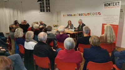 Engagierte Diskussion und Rosen für Kontext in Tübingen. Foto: Christoph Ehrensperger