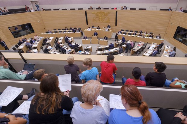 Ein Bild aus anderen Zeiten: SchülerInnen verfolgen die Landtagsdebatte zum Projekt "ella", Juni 2018. 