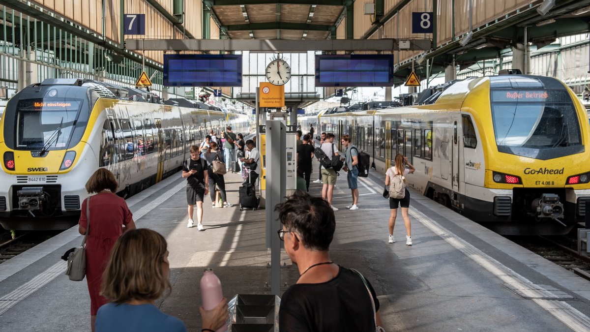 Keinen Plan? Bahnreisende zwischen "nicht einsteigen" und "außer Betrieb". Foto: Jens Volle