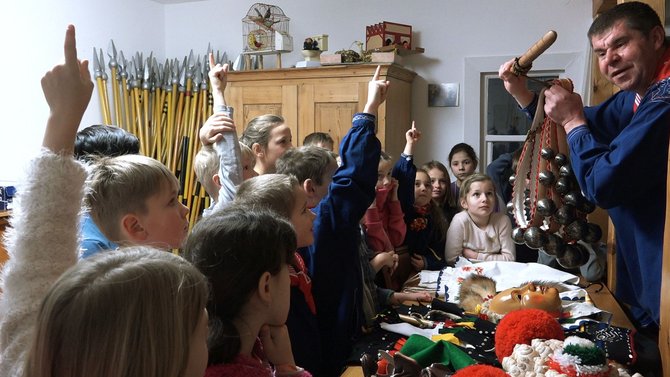 Narrenschule: Holt der Gschell sein Narrenkleidle aus dem Kratten, dient das auch der Wortschatzerweiterung. Narrenschule: Holt der Gschell sein Narrenkleidle aus dem Kratten, dient das auch der Wortschatzerweiterung.