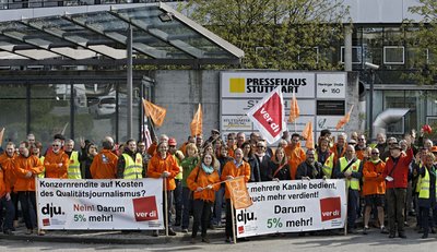 Nicht 100-prozentig zufrieden: Demonstranten vorm Pressehaus. Foto: Joachim E. Röttgers