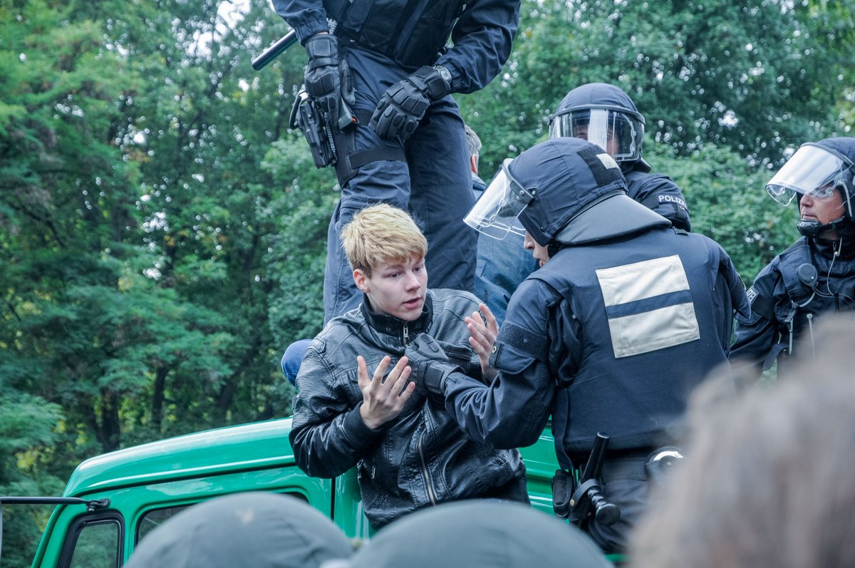 ... dann beginnt die Polizei robust mit der Räumung. Fotos: Jens Volle