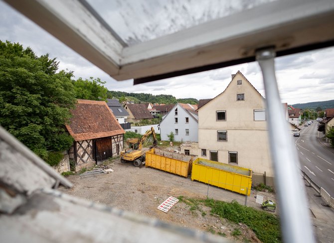 Hier entsteht eine Wohnanlage mit Arztpraxis und Pflege-WG. Foto: Julian Rettig
