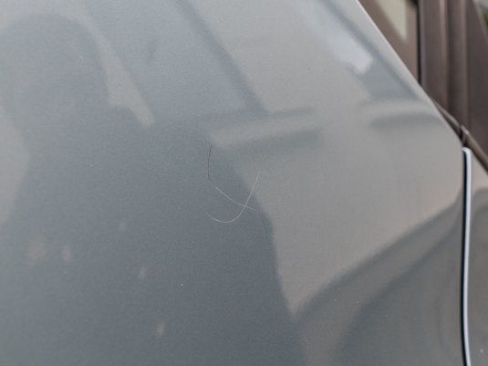 In Bildmitte: ein in den Lack gekratztes Hakenkreuz.