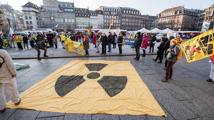 "Le nucléaire tue l'avenir/Atomkraft tötet die Zukunft" steht auf einem Banner und der BUND Freiburg erinnert: "Nai hämmer gsait!"