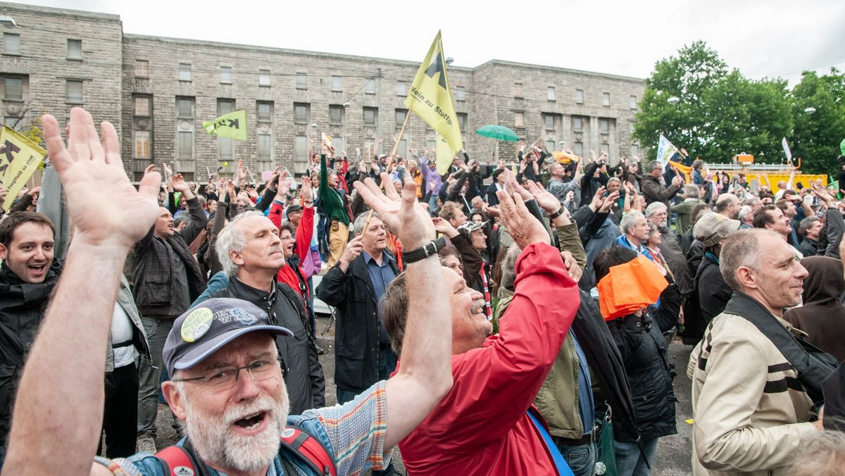 Nach einer Montagsdemo ziehen am 20. Juni 2011 ein paar Hundert Demonstranten weiter zum Südflügel des Bahnhofs und von dort aufs benachbarte GWM-Gelände. Gewaltbereit und aggressiv? Eher nicht so. Mehr Fotos mit Klick auf den Pfeil.