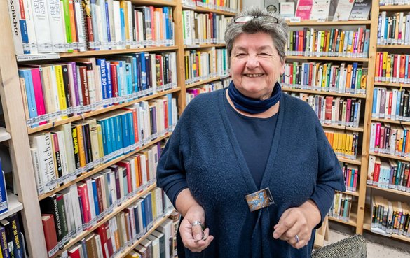 Vorstandsfrau Ingrid Keilbach in der Sarah-Bibliothek.
