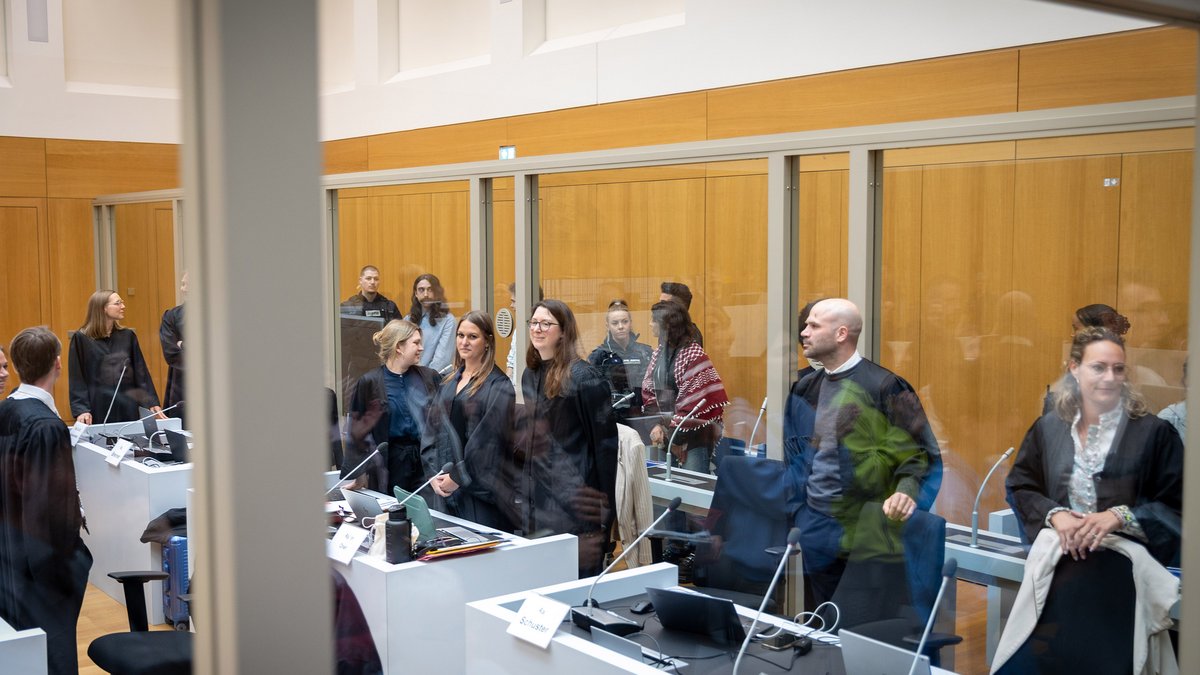 Streit über die Sitzordnung: hinter der Glasscheibe sind die Angeklagten, davor ihre Verteidigung. Fotos: Julian Rettig