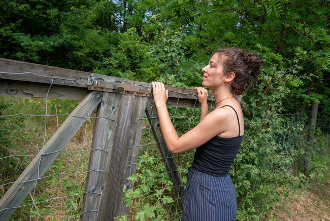 Hinter dem Zaun befand sich einst die Geflüchtetenunterkunft, in der sich Weinsteins Eltern kennenlernten. Foto: Jens Volle