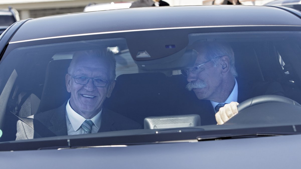 Zitat Kretschmann: "Was dem Ami seine Waffe, ist dem Deutschen das Rasen." Hier 2012 mit Ex-Daimler-Chef Dieter Zetsche in Untertürkheim.