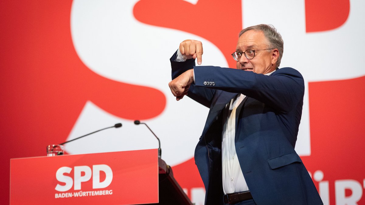 Es wird Zeit, in die Puschen zu kommen, findet Andreas Stoch beim Landesparteitag seiner SPD im Juli. Am 8. März 2026 ist Landtagswahl.