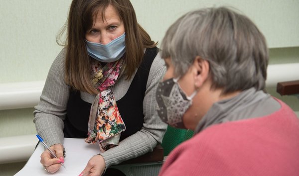 Einzelberatung: eine Psychologin (links) mit einer Frau aus der Region Donezk.