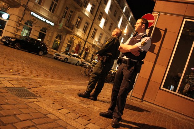 Polizisten der Gewa-City-Einheit in der Freiburger Innenstadt. Foto: Steve Przybilla