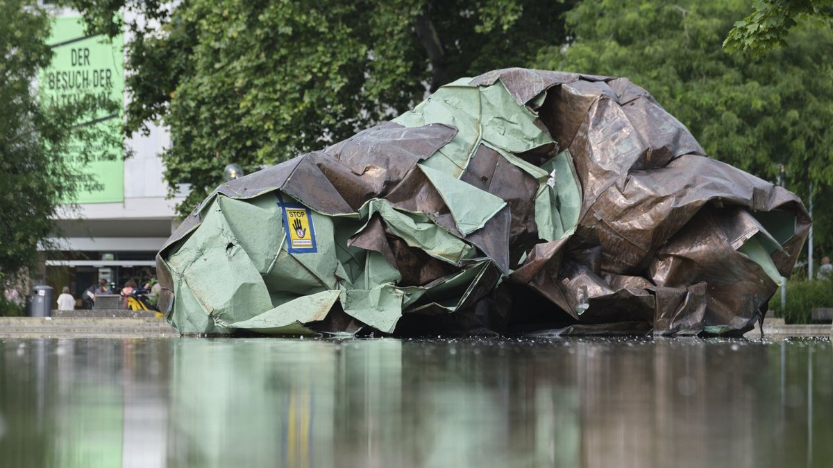 Vorbei am Beulenmonster vom Eckensee kam der Flaneur: einst Operndach, jetzt Stuttgarts Mahnmal für den Klimawandel. Fotos: Joachim E. Röttgers