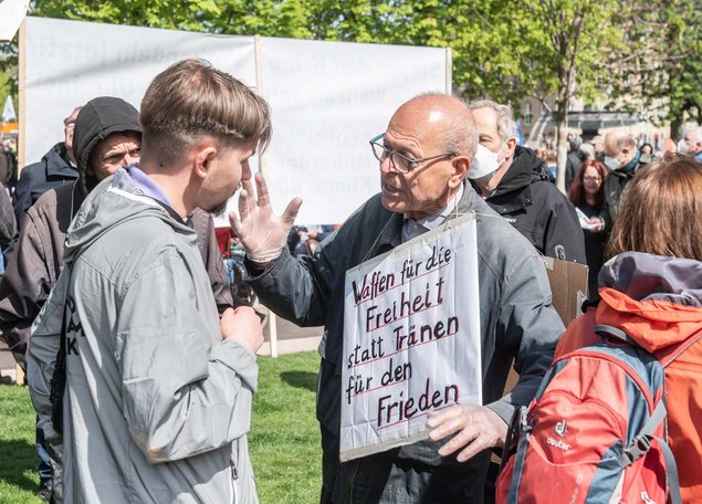 Beim Ostermarsch 2022 in Stuttgart eine absolute Minderheitenmeinung.