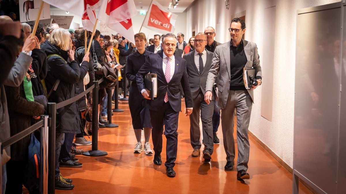 Gegner:innen der Sparpläne, OB Frank Nopper und Bürgermeister:innen vor dem Sitzungssaal.