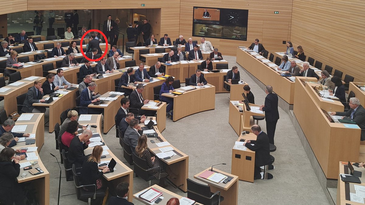 Im Landtag ignoriert, ja stört Hagel (rot umkreist) Redner:innen anderer Fraktionen – hier Andreas Stoch, SPD. Foto: Kontext