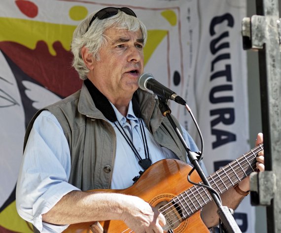 Meist mit Mikro, oft mit Gitarre: Zierock 2016 beim Jahrestag zum Ende des Zweiten Weltkriegs vor den Kelley Barracks. Foto: Joachim E. Röttgers Meist mit Mikro, oft mit Gitarre: Zierock 2016 beim Jahrestag zum Ende des Zweiten Weltkriegs vor den Kelley Barracks. Foto: Joachim E. Röttgers