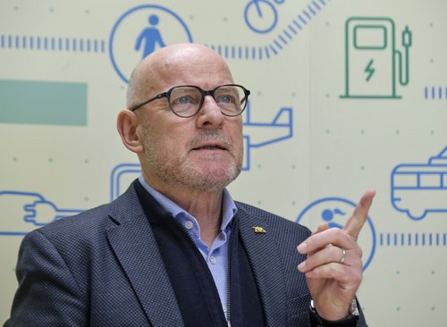 Verkehrsminister Winfried Hermann: Autobauer sollen Mobilitätsdienstleister werden.