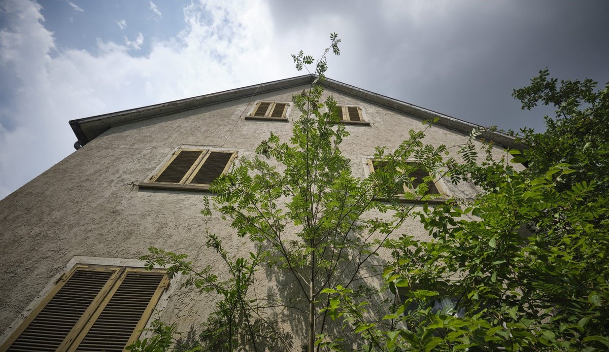 Innen, so hört man, gebe es hübsche kleine Zimmer mit uralten Tapeten.  Innen, so hört man, gebe es hübsche kleine Zimmer mit uralten Tapeten.