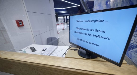 Ansteckungsgefahr gering: Empfang in Stuttgarts Zentralem Impfzentrum.