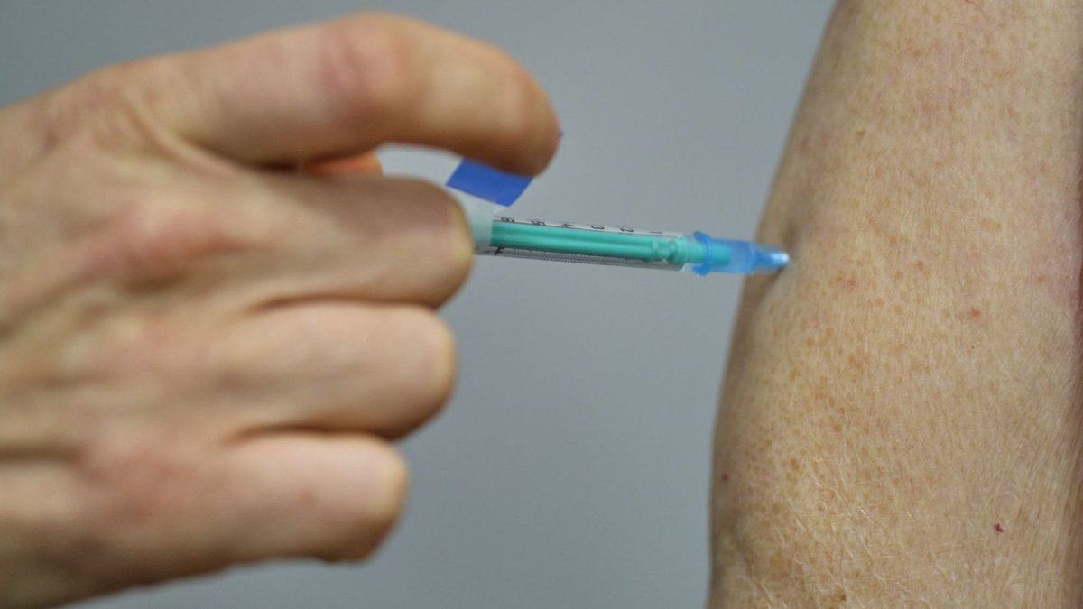 Bildpropaganda? Impf-Fotos sehen nicht nach Schmerzfreiheit aus. Fotos: Joachim E. Röttgers