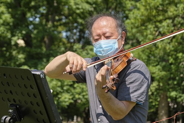 Braucht dringender Unterstützung als André Rieu: Geiger der Stuttgarter Soloniker bei einer Kundgebung im Mai 2020. Foto: Joachim E. Röttgers