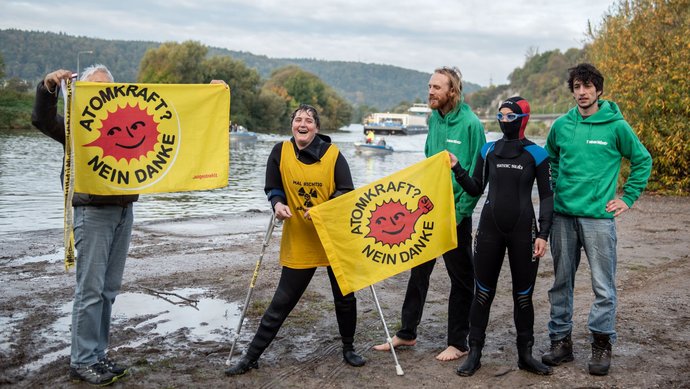 Klimaaktivistin Cécile Lecomte bei der Protestaktion am Neckar, 2017. Foto: Jens Volle