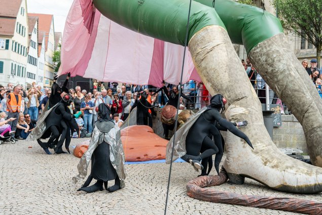 ... und setzt einen riesigen Haufen aufs Pflaster.